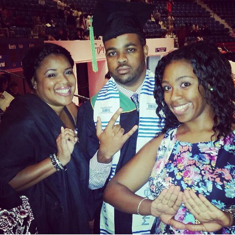 CCCAW_'s tweet image. Two of my best friends, my Sisters.🙇🏽 #WeAllHaveDegreesNowb#MamaAintRaiseNoDummies #Spr00 #Spr09 #Spr12