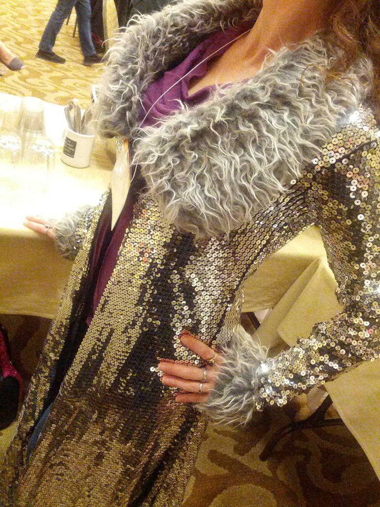minkrose's tweet photo. HOLY FUCK WHAT IS HAPPENING!!!
@shadesong looking absolutely fabulous (from the clothing swap) #glitterwitch http://t.co/H8W5zgLKH5
