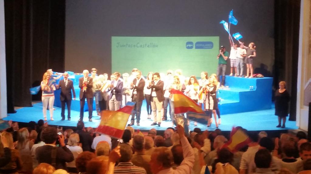 popularescs's tweet photo. Concluye el acto con un gran aplauso. Castellón rebosa ganas e ilusión #PoryParaCS #VotaPP http://t.co/FoZmkiF81m