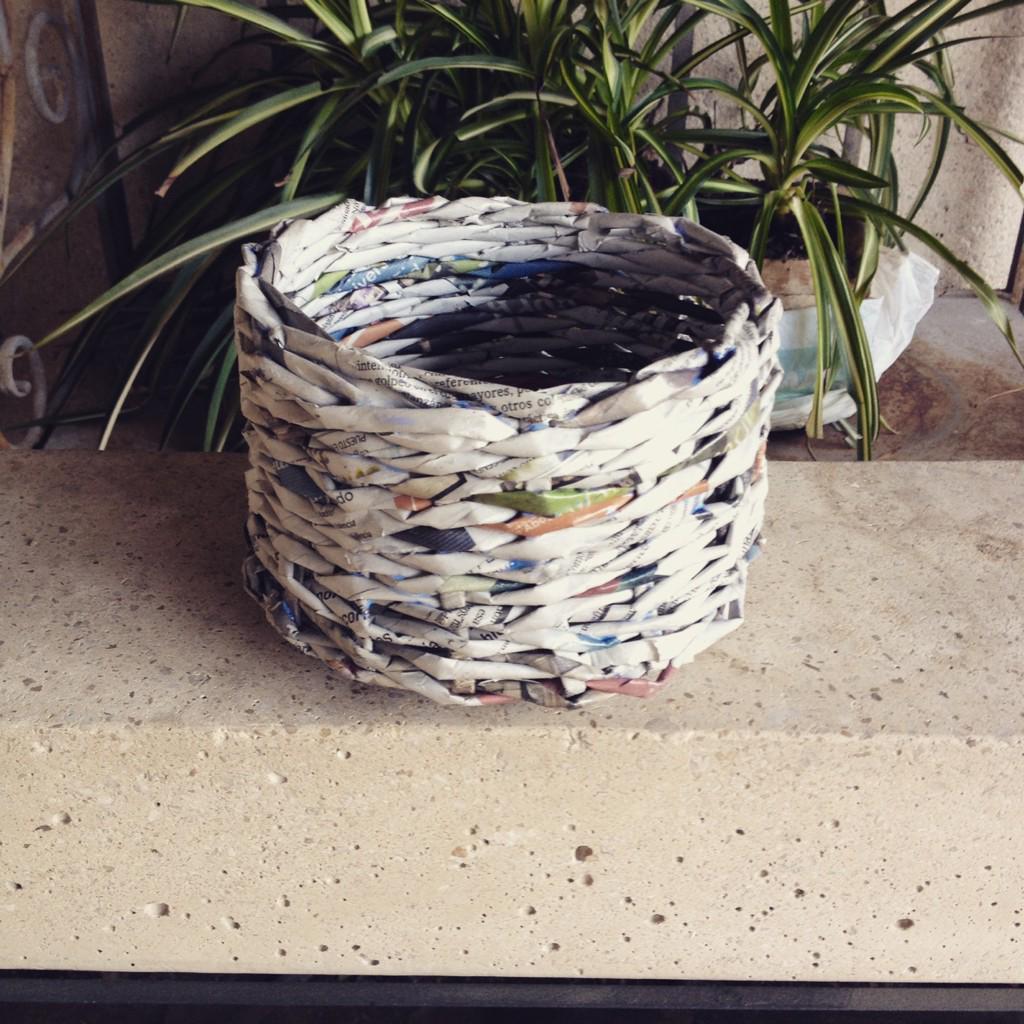 nohayLsinH's tweet photo. ¿Os gustan estas cestas hechas con papel de periodico?, Sígueme en http://t.co/kxMufQI8fv, http://t.co/Dv8UGshCca