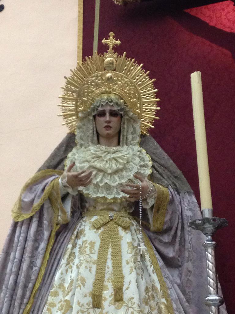 cofr_expiracion's tweet photo. María Stma de la Victoria luce la diadema donada por un numeroso grupo de hermanos y devotos de la parroquia #75V http://t.co/H8cUldj18V