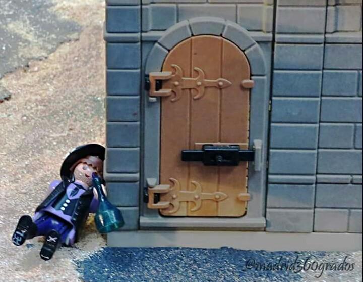amclicks_'s tweet photo. ¿Y qué hay de los borrachos apoyados en los edificios? #curioso #amclicks #albendacos #madrid #playmobil http://t.co/rfTQeLyKcJ