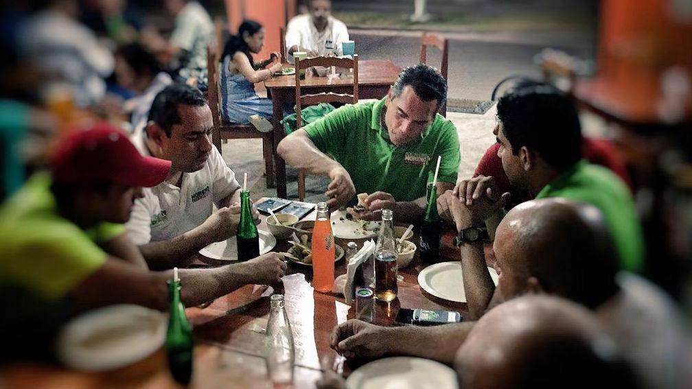 Malitomorenoc's tweet photo. Les tuve que disparar a estos pinches jodidos por que la vez pasada sólo se me quedaban viendo.
#BajandolaCruda http://t.co/PAhjSlXRYT