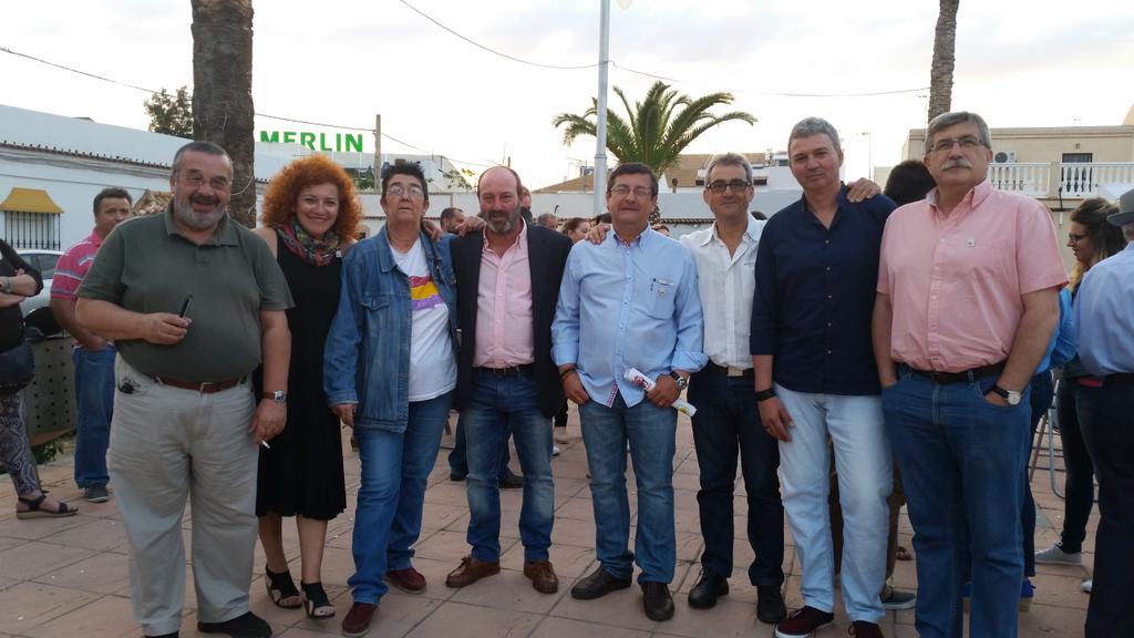IUAljaraque's tweet photo. Compañer@s de @iuhuelva con nuestro candidato y su equipo. Un honor. #VotaIU #24M #Aljaraque http://t.co/khJ8UZO9vM