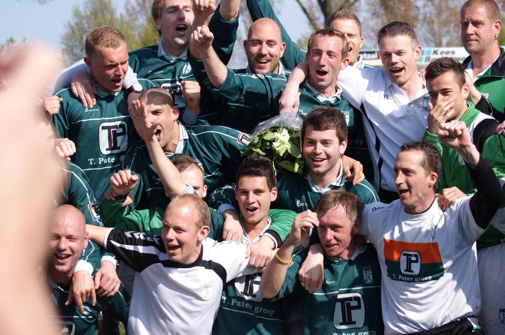 HenkWessel's tweet photo. Geweldige sfeer bij kampioensreceptie @svtharde Prachtige club,van harte gefeliciteerd en succes in de 2e klasse!!... http://t.co/LDF6pKBElA
