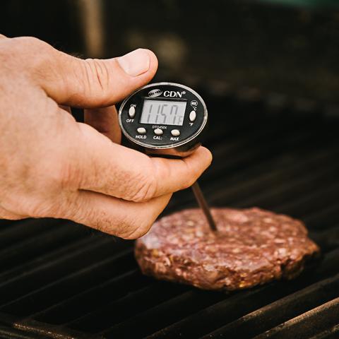 TheHonestBison's tweet photo. Grassfed bison is leaner than beef so it cooks in less time. 115F for a medium rare burger. #bisonfactfriday http://t.co/mMtT4shBXQ
