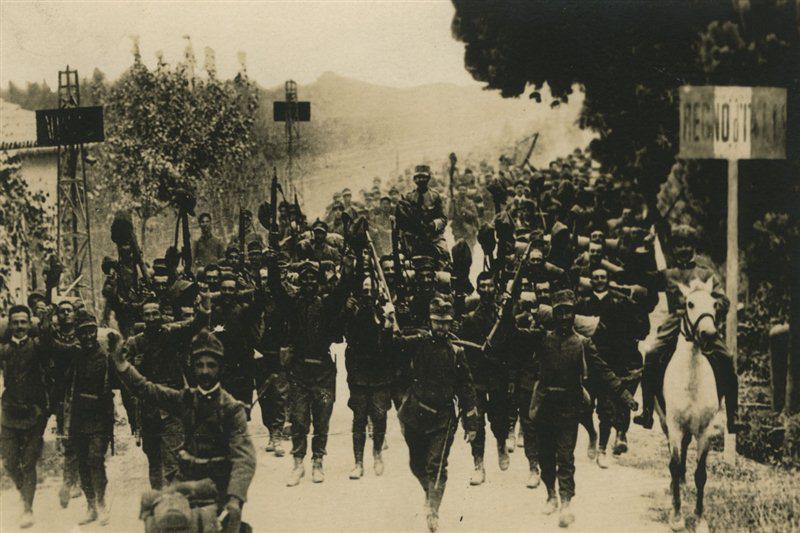 anniversaritaly's tweet photo. #AccaddeOggi 24 maggio 1915 I soldati italiani attraversano il fronte #GrandeGuerra http://t.co/Zk9JW0nf9V http://t.co/E3aXB68UjA
