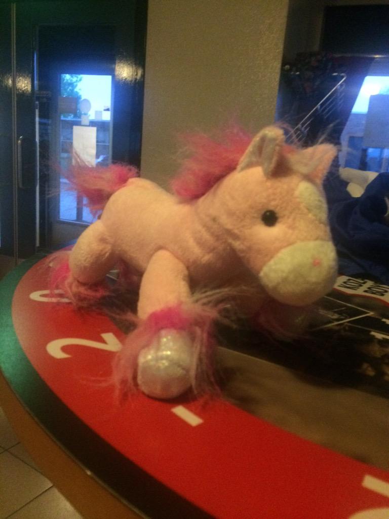 Gevonden op sportpark de Zwaaier <a href="/KozakkenBoys/">Kozakken Boys</a>  wie mist deze? #a4dwdam