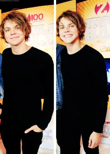 folkloreamir's tweet photo. #WeSupportAsh IDKW BUT I'LL TWEET ABOUT THIS http://t.co/uMlD4Hu1Dc