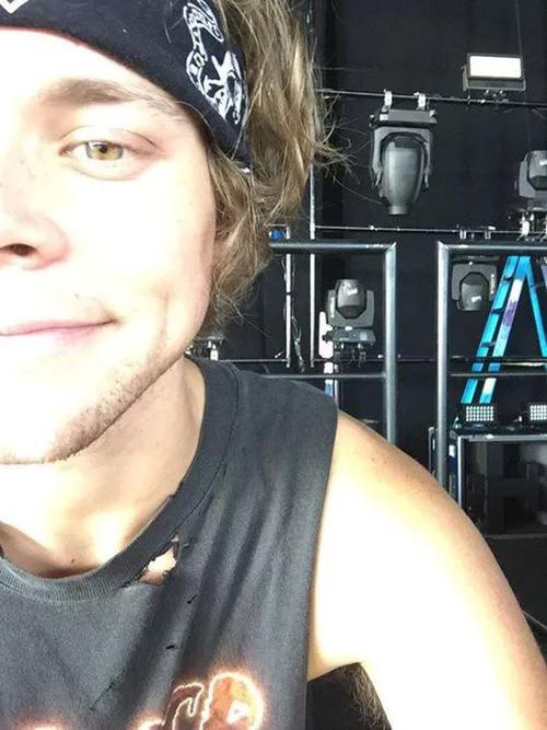 folkloreamir's tweet photo. #WeSupportAsh IDKW BUT I'LL TWEET ABOUT THIS http://t.co/uMlD4Hu1Dc