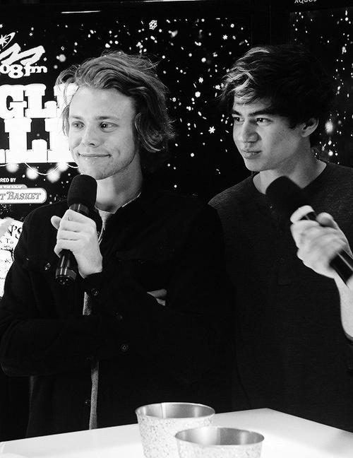 folkloreamir's tweet photo. #WeSupportAsh IDKW BUT I'LL TWEET ABOUT THIS http://t.co/uMlD4Hu1Dc