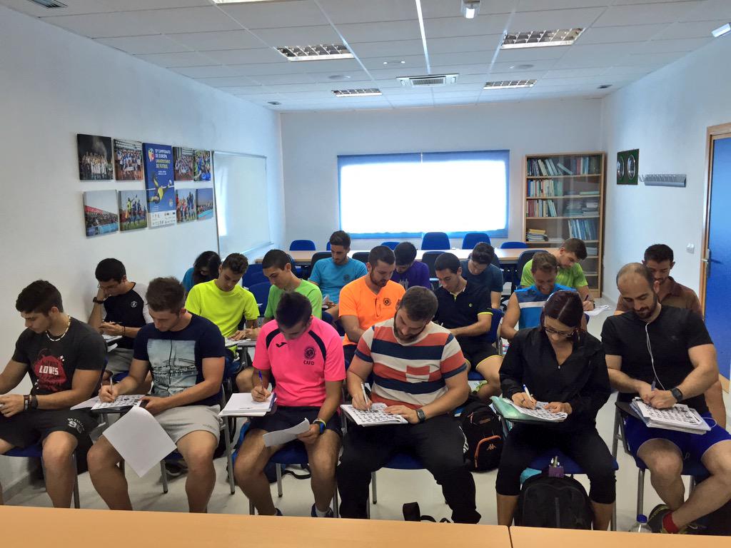 josemuyor's tweet photo. Curso de Técnicos de Fitness/Wellness de @FEDAAlmeria en @ualdeportes Ento. Fuerza, electroestimulación, teoría... http://t.co/i0TVjOQ6ZV