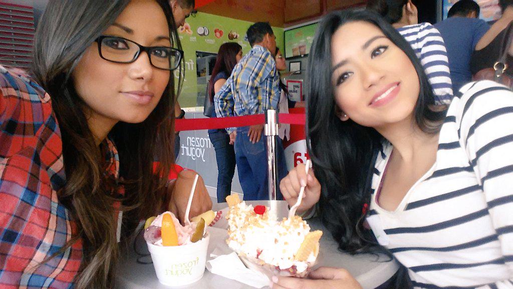 Gaby_Asturias's tweet photo. Aquí con la Ale. Con ganas de un heladito 😂😂😂😂 http://t.co/g5xiNkoWNl