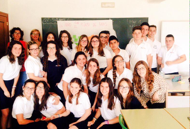 cole_sagrada's tweet photo. Así hemos acabado un cinefórum sobre la novela “El niño con el pijama de rayas” con el alumnado de 3°de ESO.¡Gracias! http://t.co/dauaCRjbuB