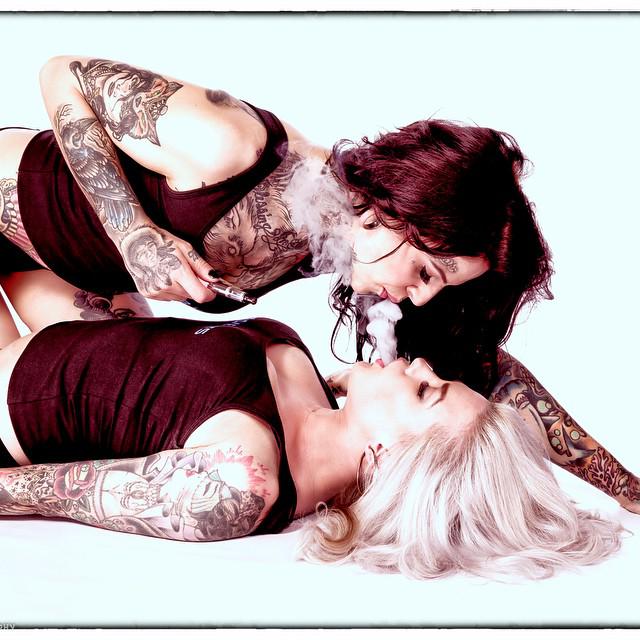 DabKits's tweet photo. Happy friday, y'all! Grab your friends and #getlifted! #dabkits #dabs #vapelife #vapepens #girlswhovape #dabkittens http://t.co/jqCr69p42C