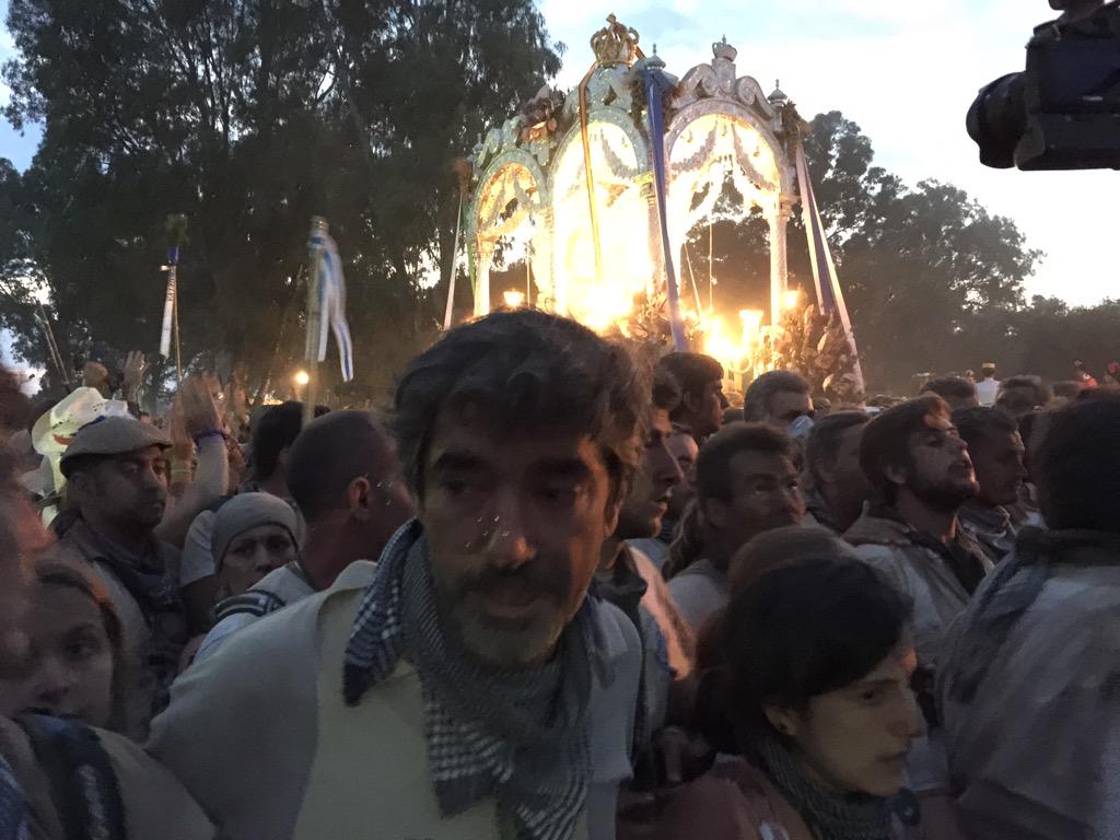 PedroRodrHuelva's tweet photo. Los peregrinos llevan en volandas al Simpecado de #Huelva: miles de corazones que empujan hasta la Blanca Paloma. http://t.co/3zCBxFbChD