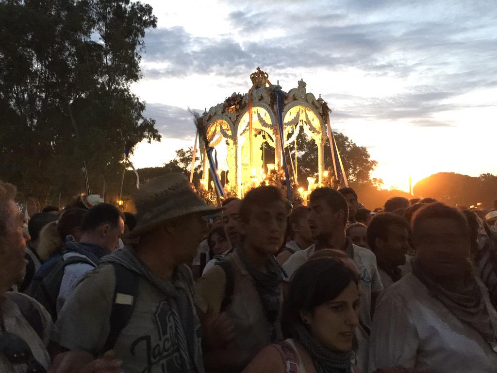 PedroRodrHuelva's tweet photo. Los peregrinos llevan en volandas al Simpecado de #Huelva: miles de corazones que empujan hasta la Blanca Paloma. http://t.co/3zCBxFbChD