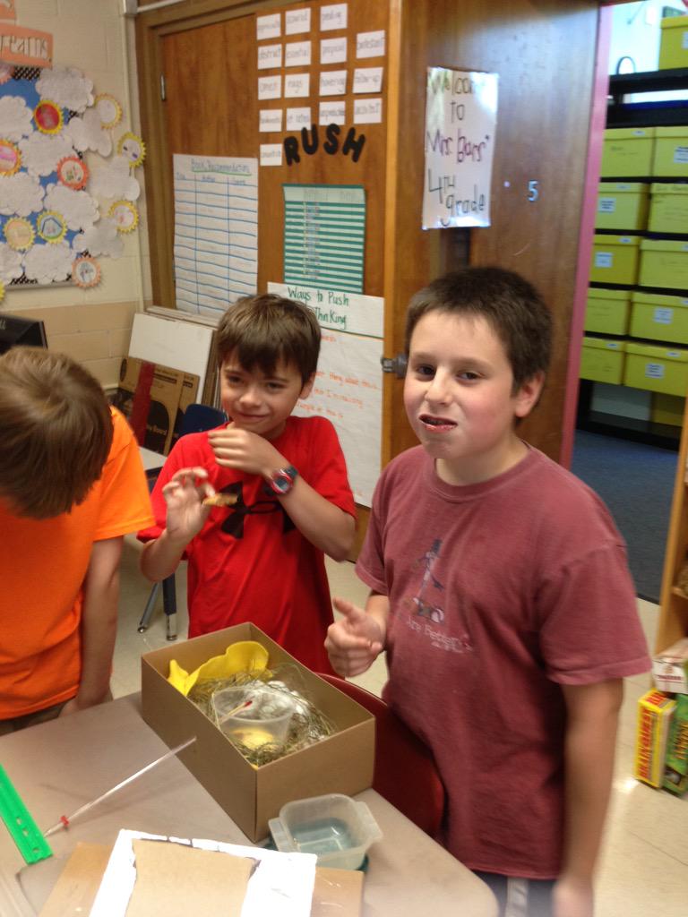 MrsBarsClass's tweet photo. Solar oven s'more feast! #buddingengineers #beproudbedale #diysolaroven http://t.co/Z2ue0Sh63K