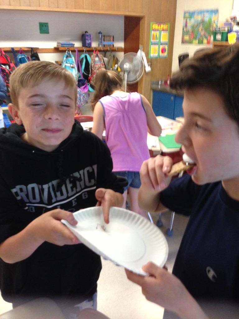 MrsBarsClass's tweet photo. Solar oven s'more feast! #buddingengineers #beproudbedale #diysolaroven http://t.co/Z2ue0Sh63K