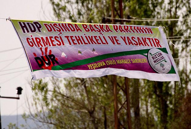 teroretavizyok_'s tweet photo. Van Erciş'te bir mahallenin girişine asılan bu pankart aslında çok şey anlatmakta.. http://t.co/ekOwpqMSCD