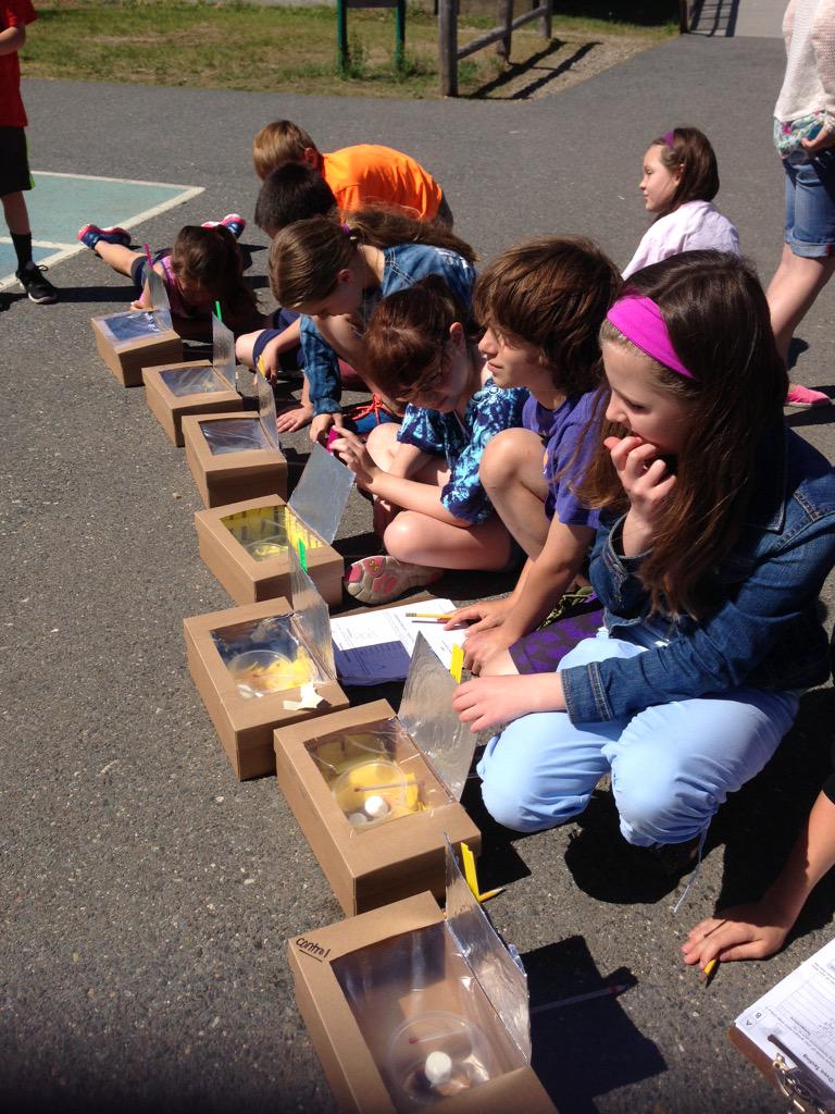 MrsBarsClass's tweet photo. We're cookin' with the sun! #greenengineers #beproudbedale #STEM #4thchat #diysolaroven http://t.co/qnecxU0mAg