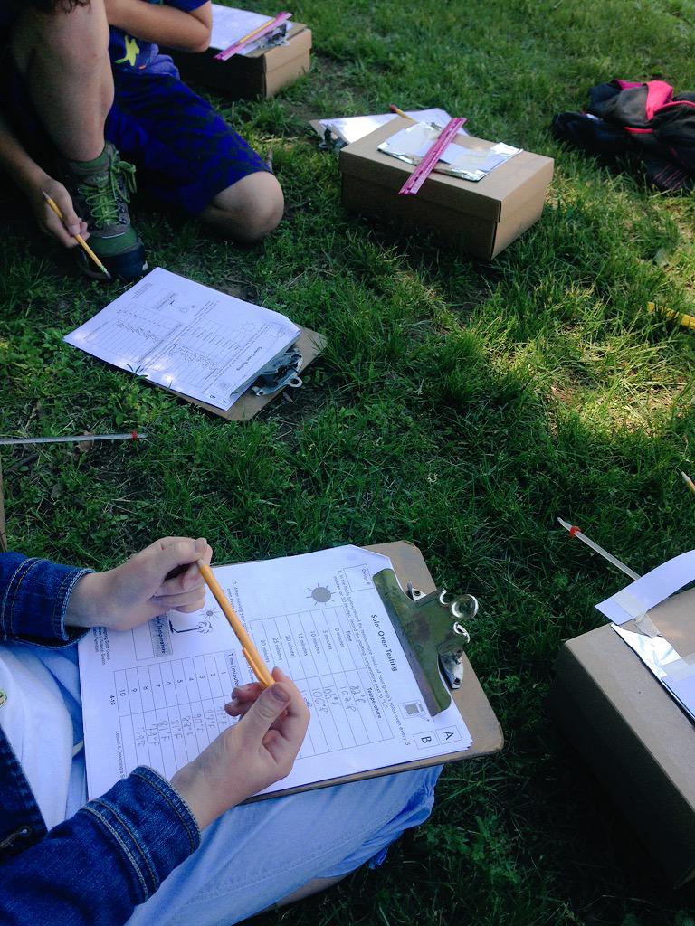 MrsBarsClass's tweet photo. We're cookin' with the sun! #greenengineers #beproudbedale #STEM #4thchat #diysolaroven http://t.co/qnecxU0mAg