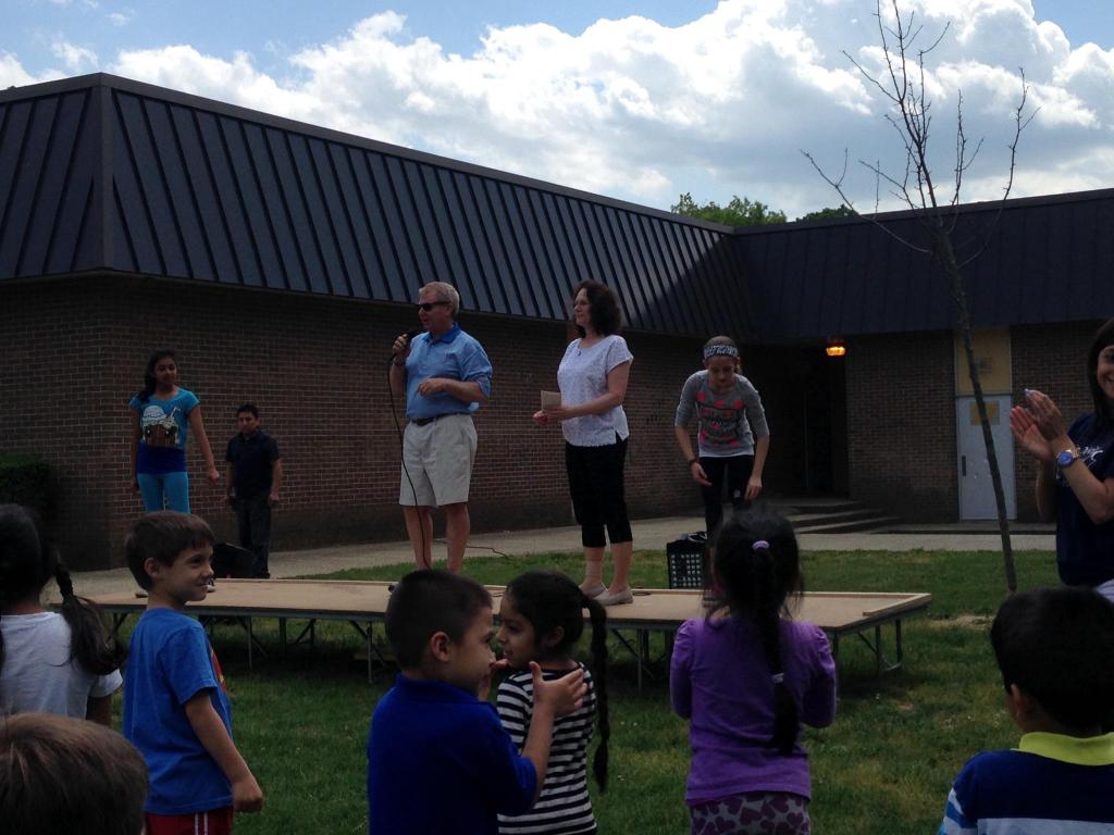 McDivitt_School's tweet photo. McDivitt raised $300 toward Huntington ' s Disease  research. GO MCDIVITT! @OBSupCittadino http://t.co/uVeHVZMVrq