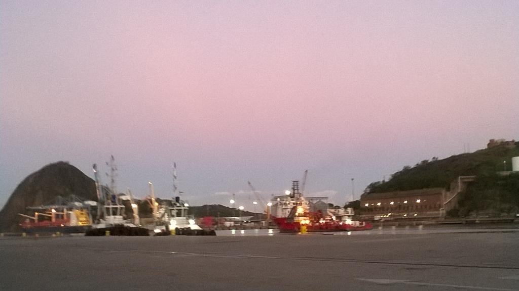 Final do expediente com este belo entardecer aqui no Porto de Vitória.