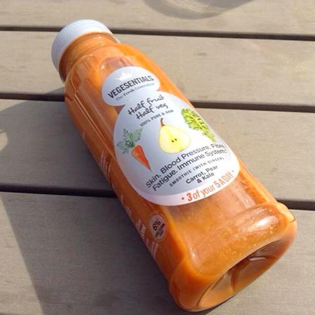 VEGESENTIALS's tweet photo. #skin #fatigue #bloodpressure #fibre #muscularfunction #immune #carrot #pear #kale #smoothie #raw #pure #vegetable http://t.co/I6OOBZu5lm