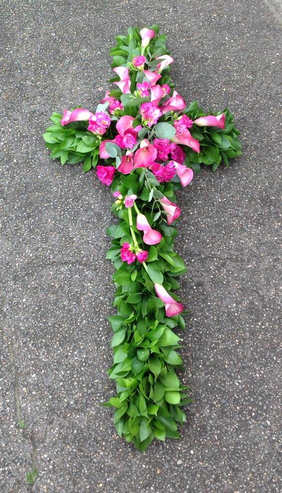 flowerbasket1's tweet photo. #Cross #HardRuscus #CallaLilies #Freesia #NaturalEdging #4ft #FuneralTribute #FreshFlowers #Florist #Essex #Ashingdon http://t.co/KuiOBtoSfL