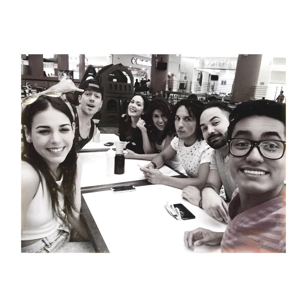 dannajustdanna's tweet photo. No puede haber mejor equipo y amigos... los adoro tremendo!! ❤️ http://t.co/D8Bb24Nqwl