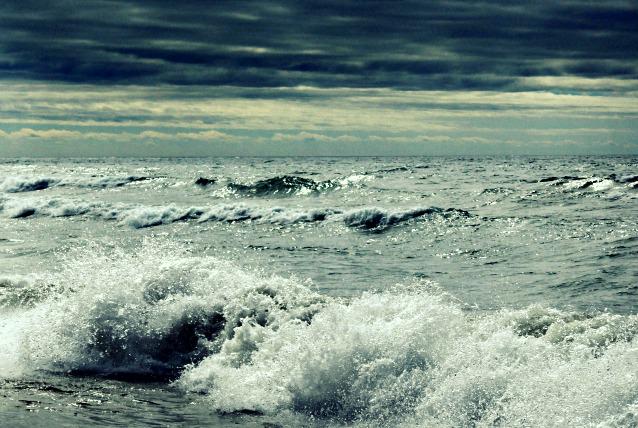 asmistaken's tweet photo. tu assomigli al mare quando cattura l'argento e specchia nell'azzurro
tutta la sua dannata e bellissima inquietudine http://t.co/DRKlu7y8wC