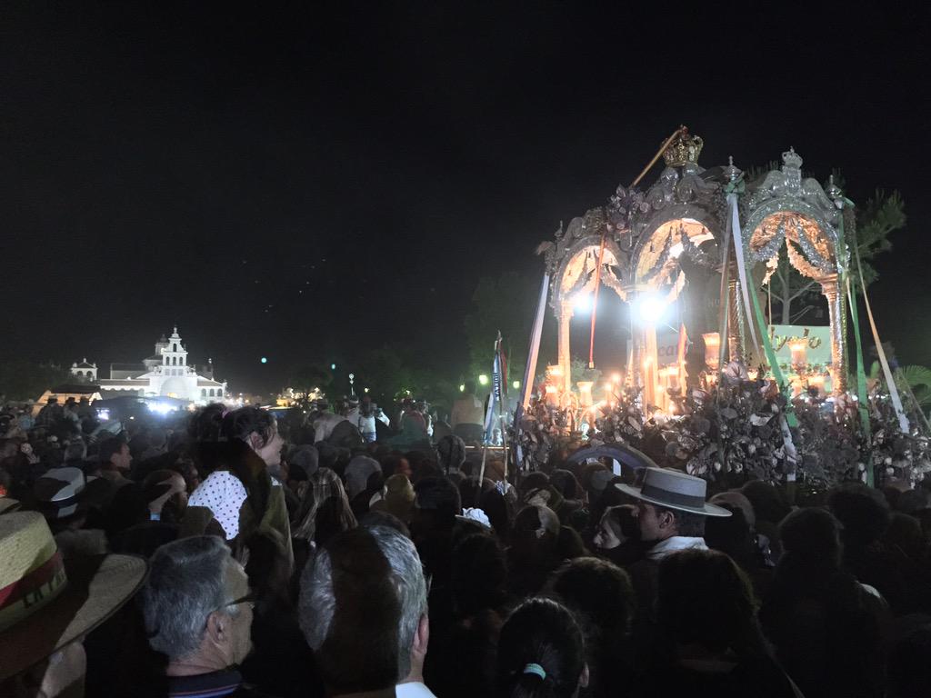 PedroRodrHuelva's tweet photo. El camino llega a su fin para #Huelva. La ermita espera al fondo en un Rocío que ya es Rocío. http://t.co/buGvD98rV5