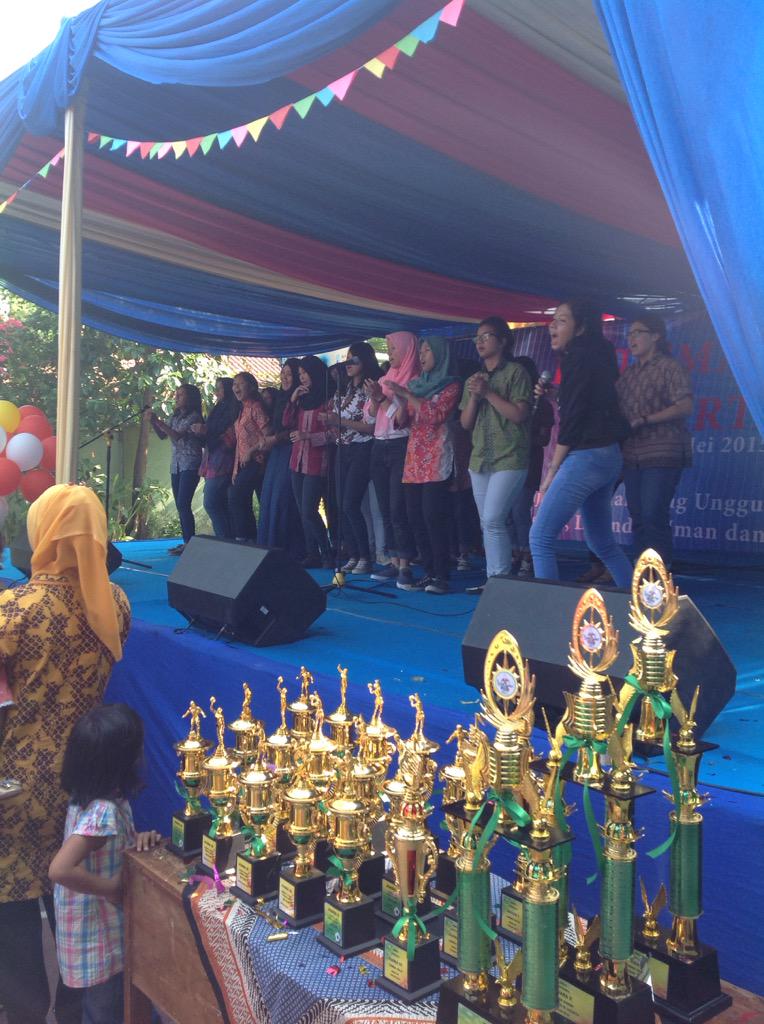 Since7th's tweet image. Ini dia penampilan Paduan Suara lagi sebagai pengiring pemotongan tumpeng dan kue