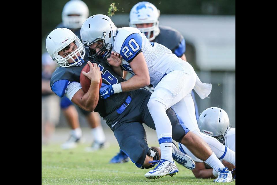 garywiththeshot's tweet photo. #FHSAA #highschoolfootball #bartramtrail Cole Smith tackles #claybluedevils quarterback Jake Smith  @recordsports http://t.co/yIWCGQGtDC
