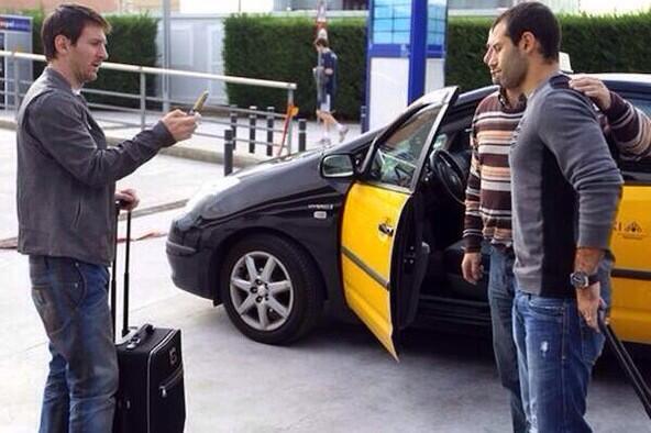 FootballFunnnys's tweet photo. Hey mate, can you just take a picture of me and Javier Mascherano please? http://t.co/Xv9X1wuZxB