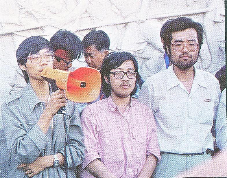 1989年5月24日，天安门广场人民英雄纪念碑基座北侧，首都各界联席会议宣告成立。照片中人物：右起联络部长刘苏里（中国政法大学政治学系教师 ...