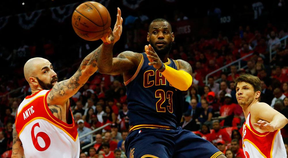 SLAMonline's tweet photo. Halftime: Cavs 54, Hawks 49. LeBron James drops 17 points as Cleveland shoots 64 percent from outside. http://t.co/xbX84Ts0br