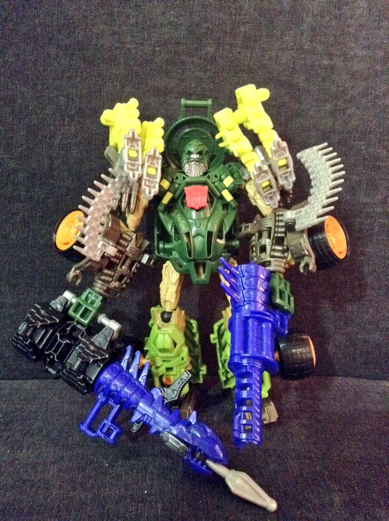 tf__tf's tweet photo. コンストラクトボットのハウンド、付属のダイノをアーマーと武器にして武装！
色はともかく、かなり劇中のイメージに近くなりますね。ガンメタとかで塗ってみたくなる。
#constructbots http://t.co/RTRfCXje6u