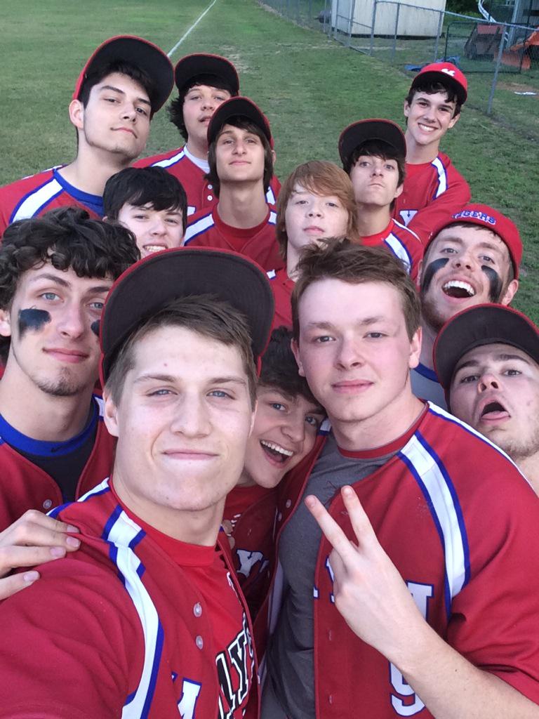 HaysiBaseball's tweet photo. Post win selfie. Playoff style. #nofilter #whatsonyourfacetanner #griffisacreeper http://t.co/wAVuuRpc1Z