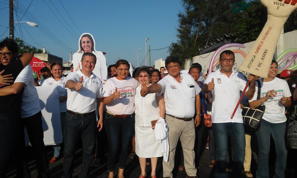 Ynadal's tweet photo. Seguimos caminando las calles junto a nuestra Candidata @JessiSaiden y hoy con la grata compañía de @jc_ramirezmarin http://t.co/nvkhMeL5eU