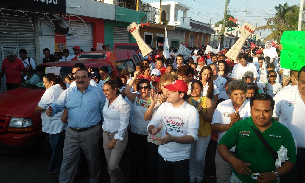 Ynadal's tweet photo. Seguimos caminando las calles junto a nuestra Candidata @JessiSaiden y hoy con la grata compañía de @jc_ramirezmarin http://t.co/nvkhMeL5eU