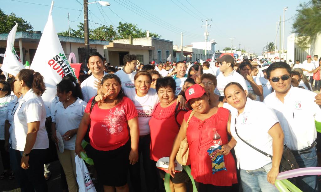 Ynadal's tweet photo. Seguimos caminando las calles junto a nuestra Candidata @JessiSaiden y hoy con la grata compañía de @jc_ramirezmarin http://t.co/nvkhMeL5eU