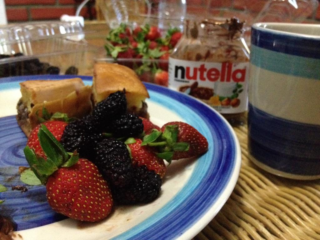 ry1011_'s tweet photo. Nutella :g *slh fokus* "@PerempuanThicka: Sarapan yang kebule-bulean ini diseimbangkan oleh martabak sisa semalam. 😄 http://t.co/VpKGGcJixF"