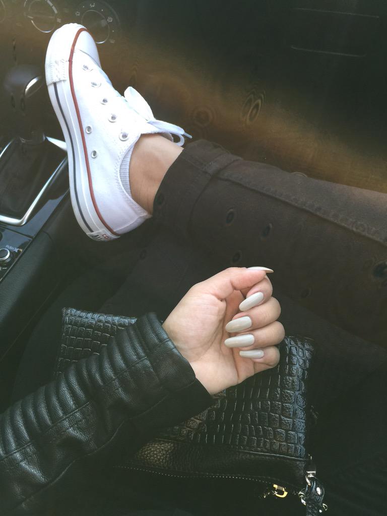 TionHeng's tweet photo. Feels Like Autumn Today! 🍂🍃 #freezing #converse #NOTD http://t.co/1QhMXCYsMd