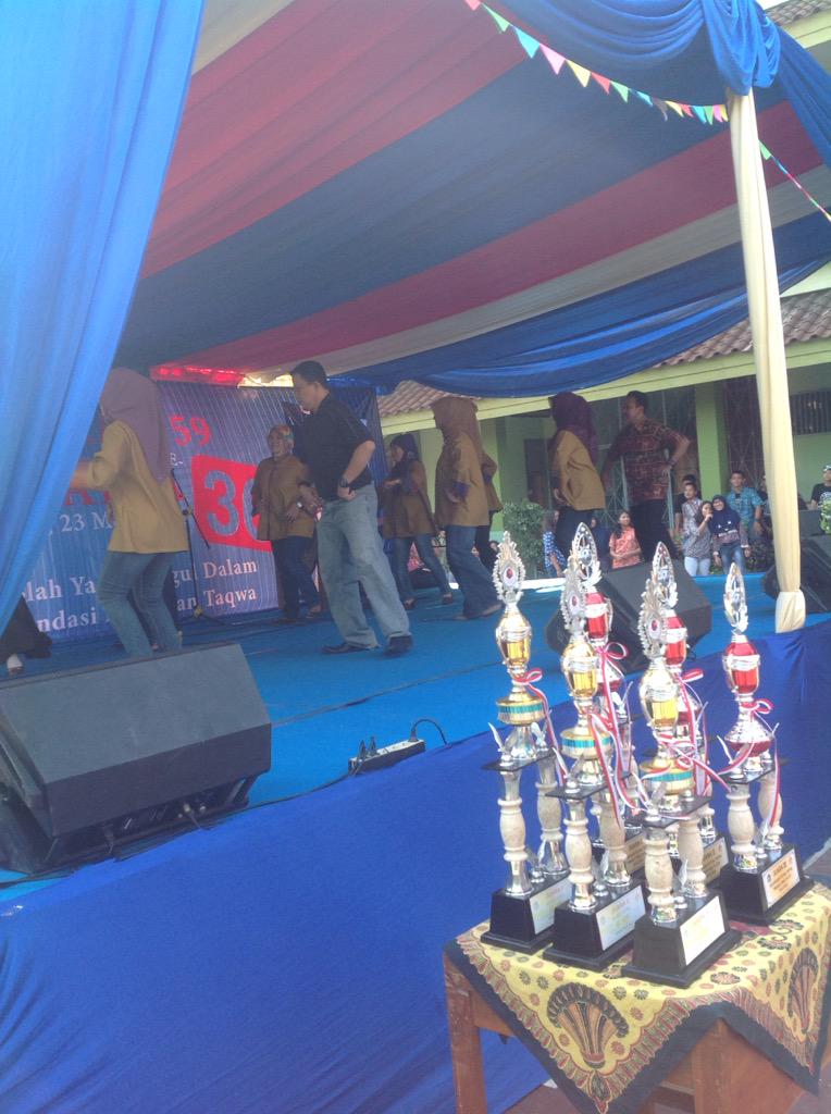 Since7th's tweet image. Ini dia penampilan tari dari guru-guru SMA 59. Cantik2 dan ganteng2 yahh. Semangat bapak dan ibu guru!