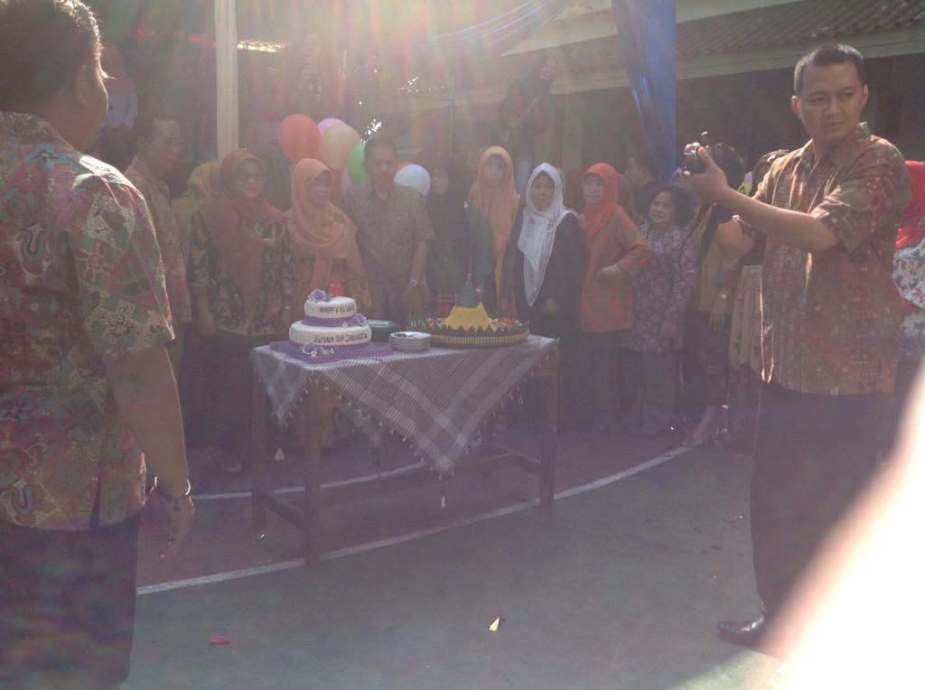 Since7th's tweet image. Ini dia acara pemotongan kue dan tumpeng selaku wujud syukur kita ke 36tahun.