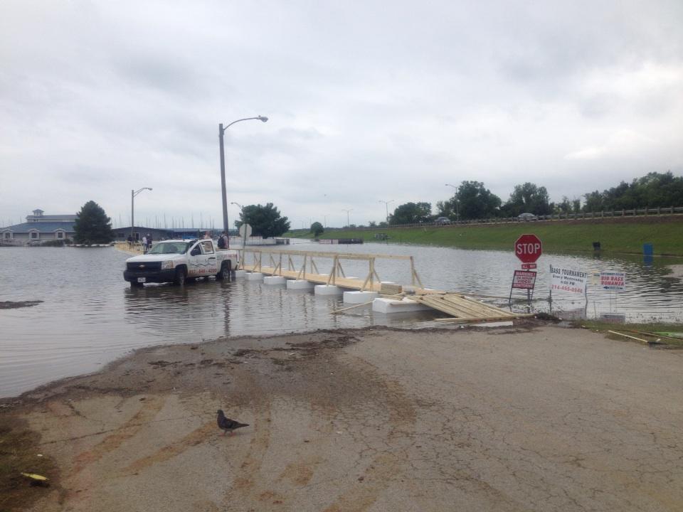 cbs11Robbie's tweet photo. Floating bridge across flooded parking lot complete at #JoePool. Big weekend still looking like a bust @CBSDFW 5:00 http://t.co/ejMgCRQuPj