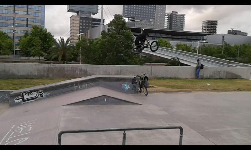 edyalviarez's tweet photo. De pedalear por Barcelona (España)  encontré este parque y me anime hacer este pequeño salto @SeshaWorld http://t.co/Kym32ch0wT