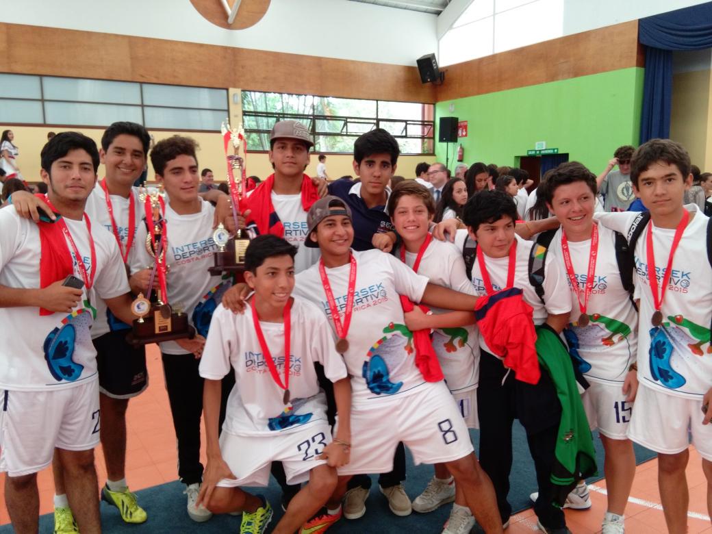 geovacordero's tweet photo. Llegó la hora de enseñar los trofeos. Todos son ganadores...! #InterSEK2015 @SEKCosta_Rica http://t.co/79TA2ASOIr